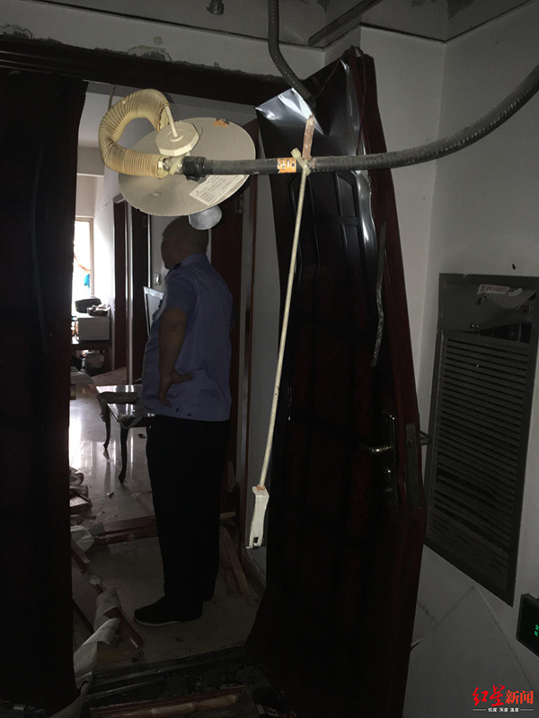 小區住戶屋內爆炸，防盜門整體已經彎曲