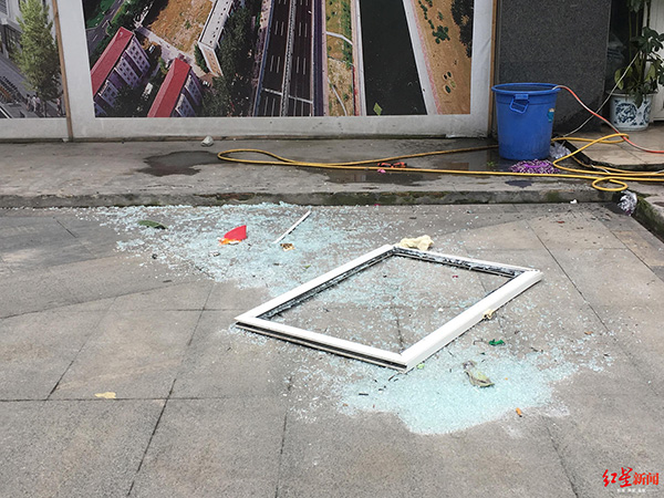 二樓窗戶被震到樓下，玻璃碎了一地