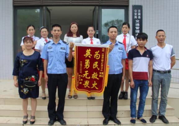 瀘州居民房煤氣爆炸 路過(guò)民警冒險(xiǎn)排除二次爆炸